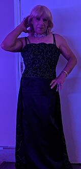 Click image for larger version

Name:	black gown 1.jpg
Views:	518
Size:	94.8 KB
ID:	868999